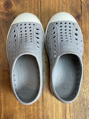 Native Shoes kid toddler size 9 Jefferson style foam sneakers